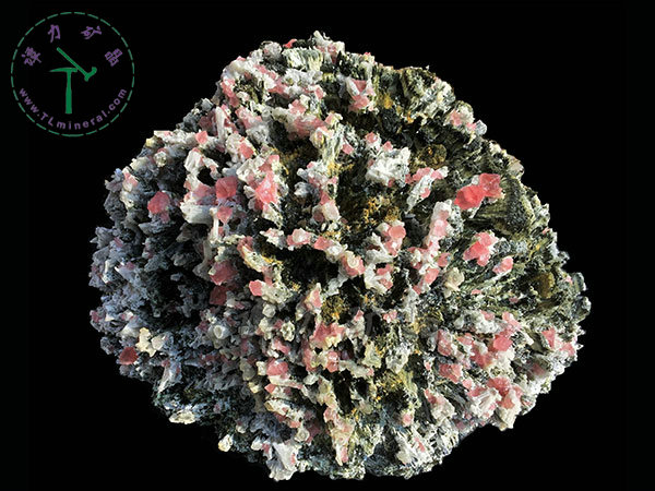 紅色八面體螢石+鈣鐵輝石，內(nèi)蒙古，克什克騰旗，黃崗梁礦一工區(qū)，2012年產(chǎn)出