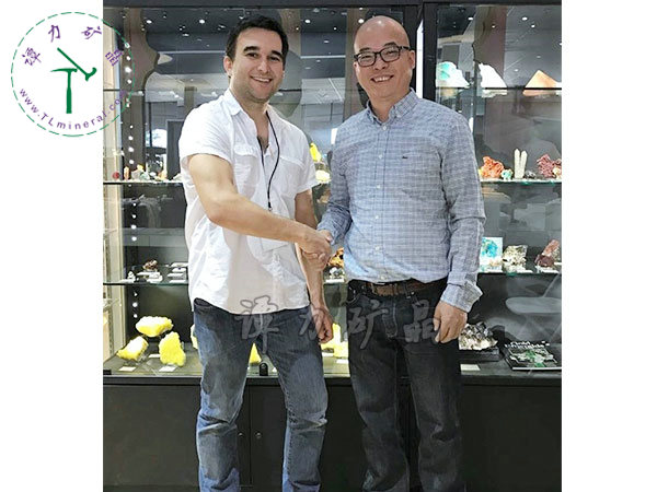 亞利桑那大學(xué)礦物學(xué)Marcus馬庫(kù)斯教授（左），譚力（右）