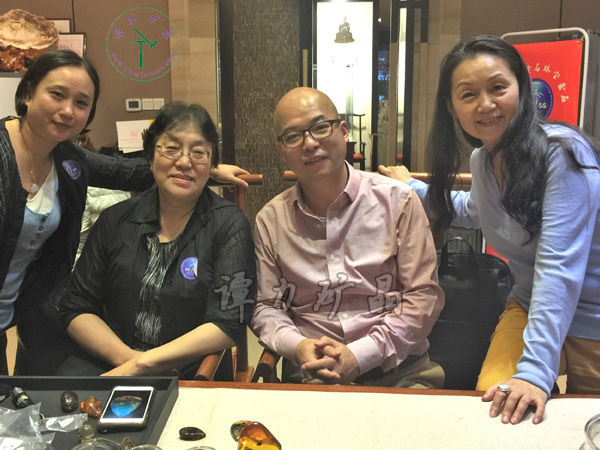 右起：中國(guó)古生物化石保護(hù)基金會(huì)創(chuàng)辦人單華春，譚力，琥珀收藏大家高閣（艾青之女）和她的助手。
