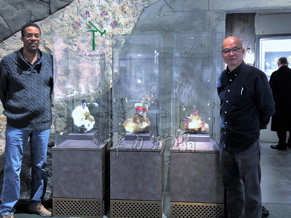 華盛頓國(guó)家自然史博物館Michael-A-Wise邁克爾·懷斯博士（左）向譚力介紹他尋獲的極品碧璽標(biāo)本。