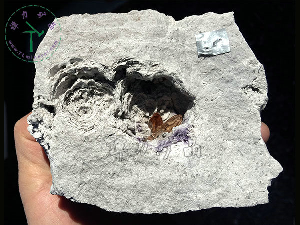 托帕石（黃玉）+流紋巖，美國(guó)，17x15x13cm