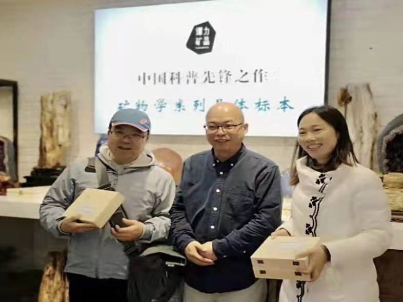 與長(zhǎng)沙市明德中學(xué)黨委書(shū)記、研學(xué)主任、地理老師和長(zhǎng)沙市第一中學(xué)地理老師學(xué)生開(kāi)展研學(xué)課